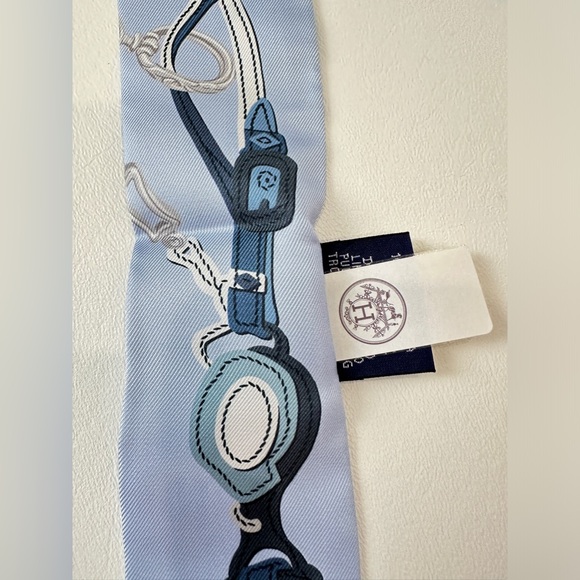 HERMES BLUE SILK TWILLY. NEW IN BOX. - Picture 11 of 15